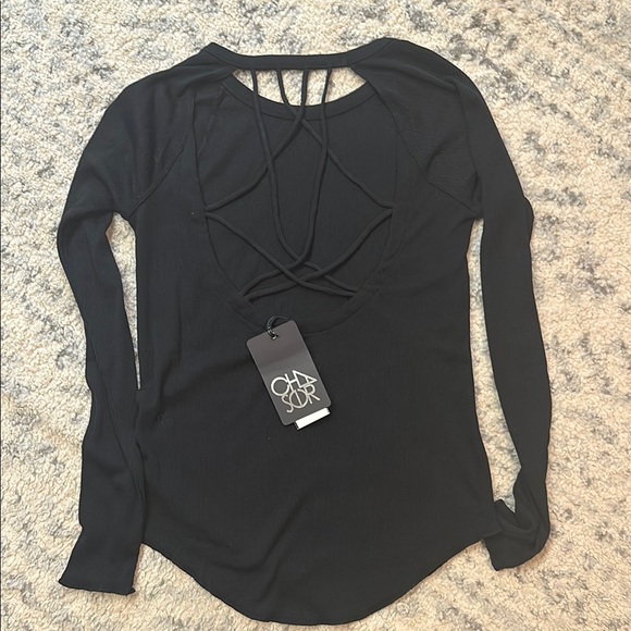 NWT - Chaser lightweight ribbed Black Long Sleeve Top with criss cross back - Picture 2 of 5